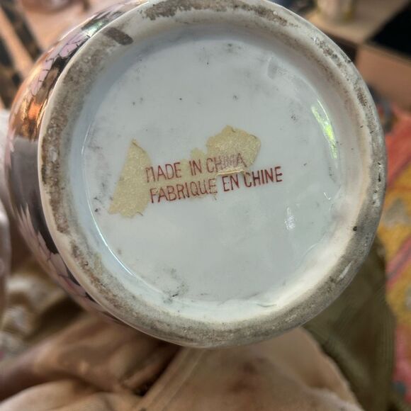 Vintage Chinese ceramic lotus vase in blue and white home - Picture 2 of 11